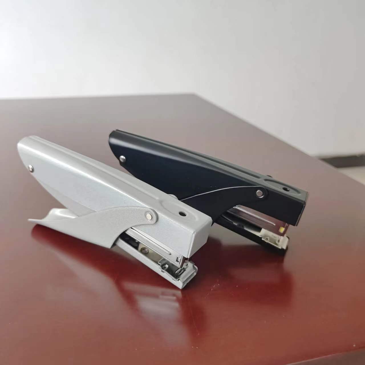Một cái dập ghim cầm tay tiết kiệm nỗ lực.