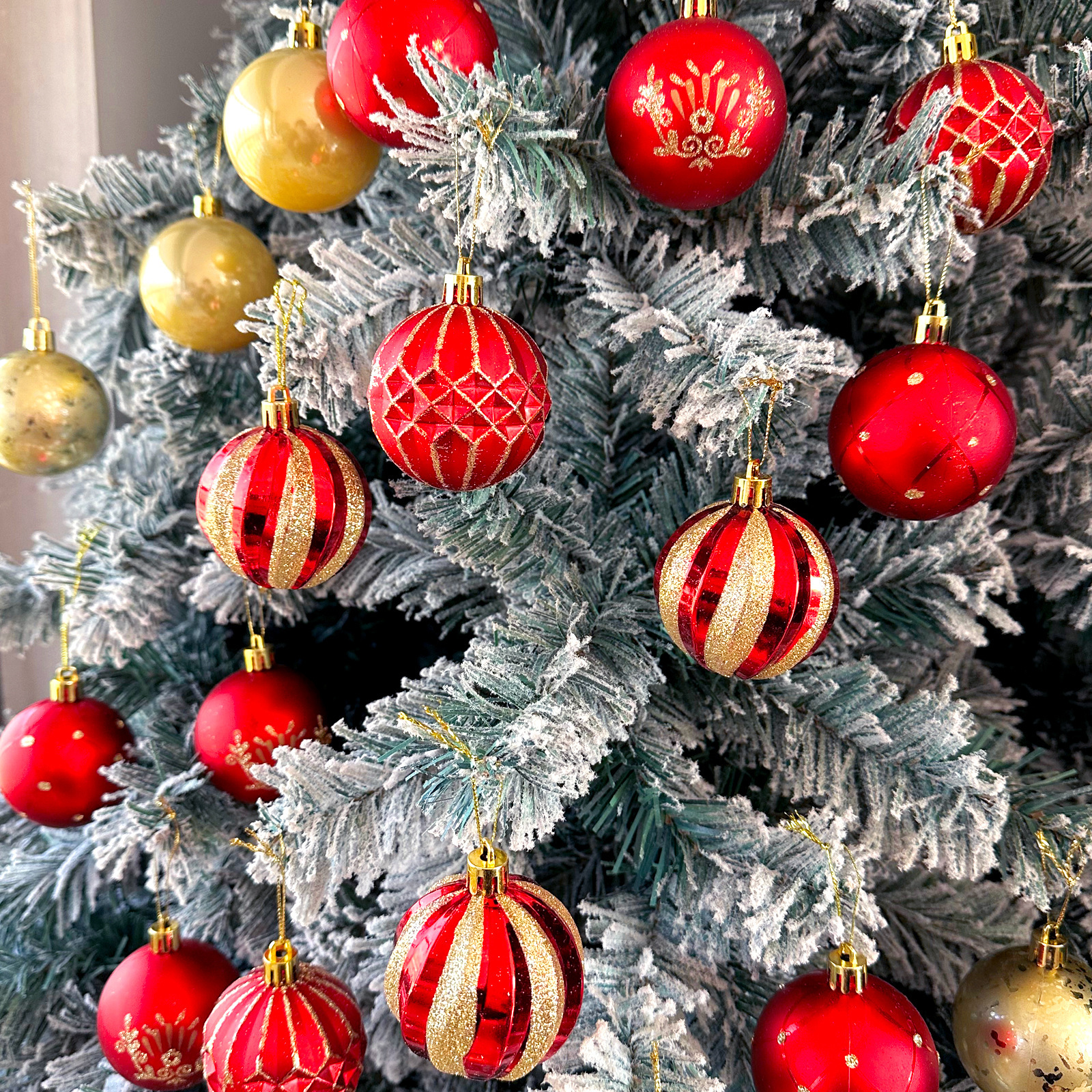 Cross-border Christmas tree decorations with a gift product Electro-plated plastic ball chandelier to paint a Christmas ball set