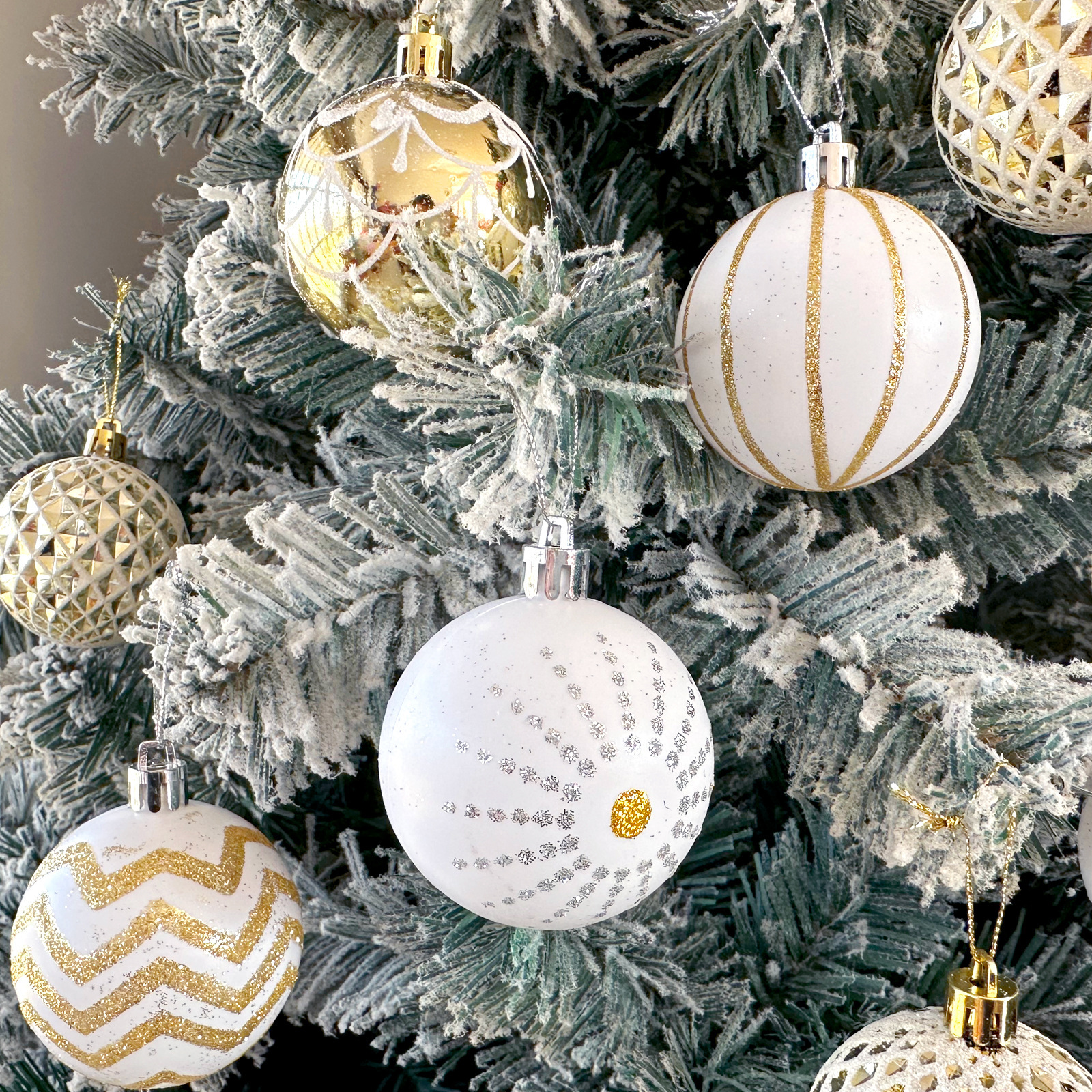 Cross-border Christmas tree decorations with a gift product Electro-plated plastic ball chandelier to paint a Christmas ball set