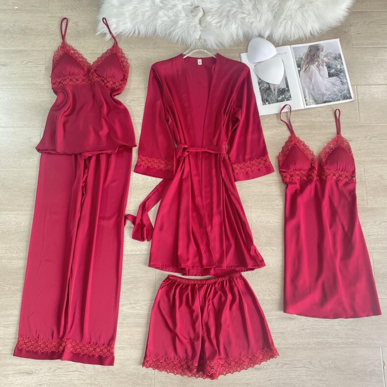Những bộ đồ pyjama sexy mới với năm bộ quần áo rộng và tiện nghi.