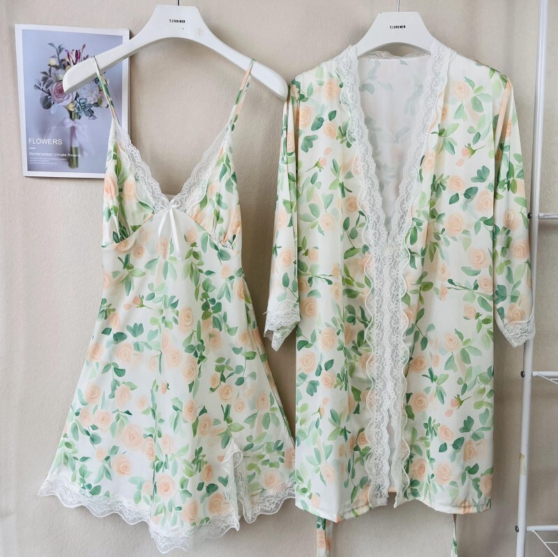 Cô Springs và Summers có hai đôi pyjama với một miếng đệm cao và một miếng vải lụa.