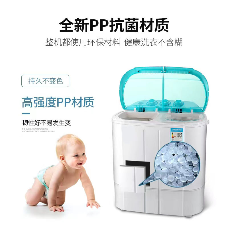 Một đứa bé hai tuổi với một cái máy giặt nhỏ bán tự động.