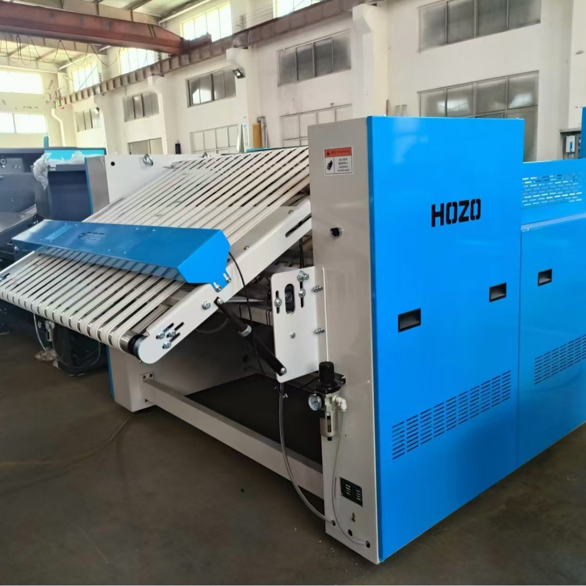 Một máy gấp đặc biệt (ba phương pháp gấp) với một thiết bị làm mát cho gối cầm tay tại nhà máy giặt cỏ