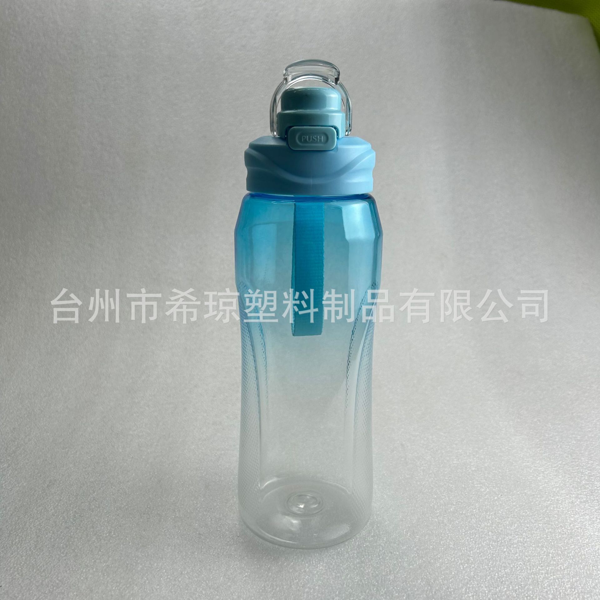 Cốc thể thao đủ lớn cho đàn ông và phụ nữ bên ngoài nhà.