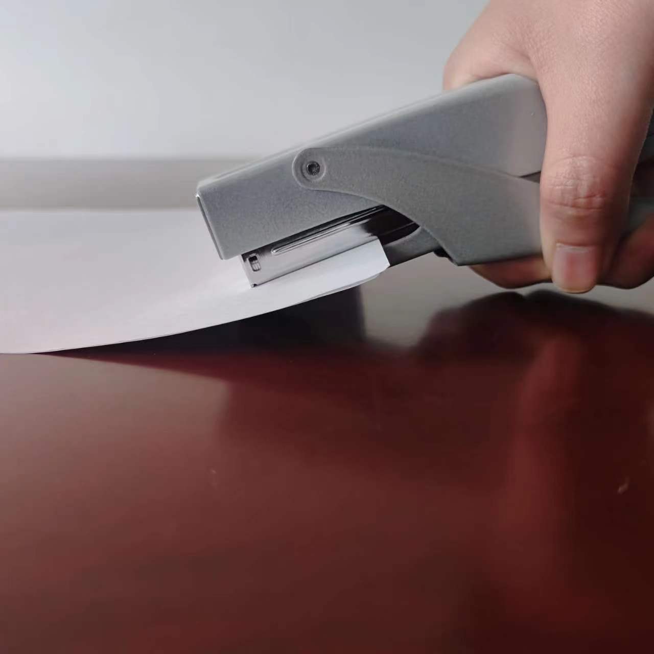Một cái dập ghim cầm tay tiết kiệm nỗ lực.