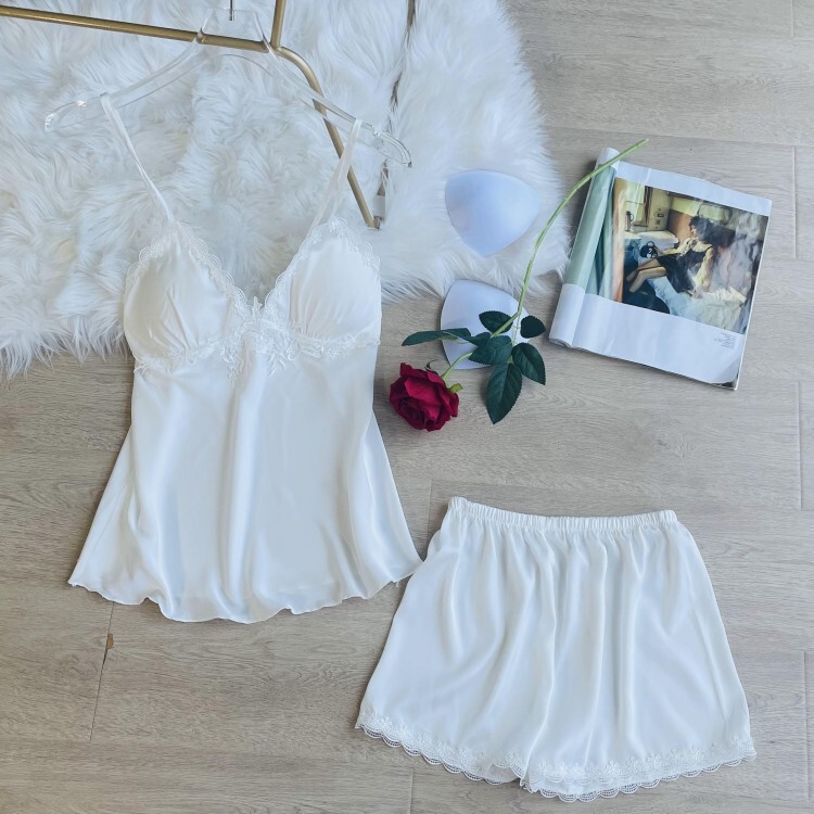Hai đôi quần đùi trong một bộ đồ ngủ mới.