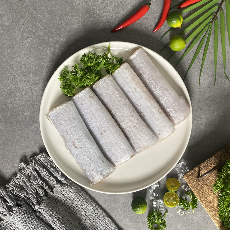 Lấy một miếng cá và một miếng hải sản tươi.