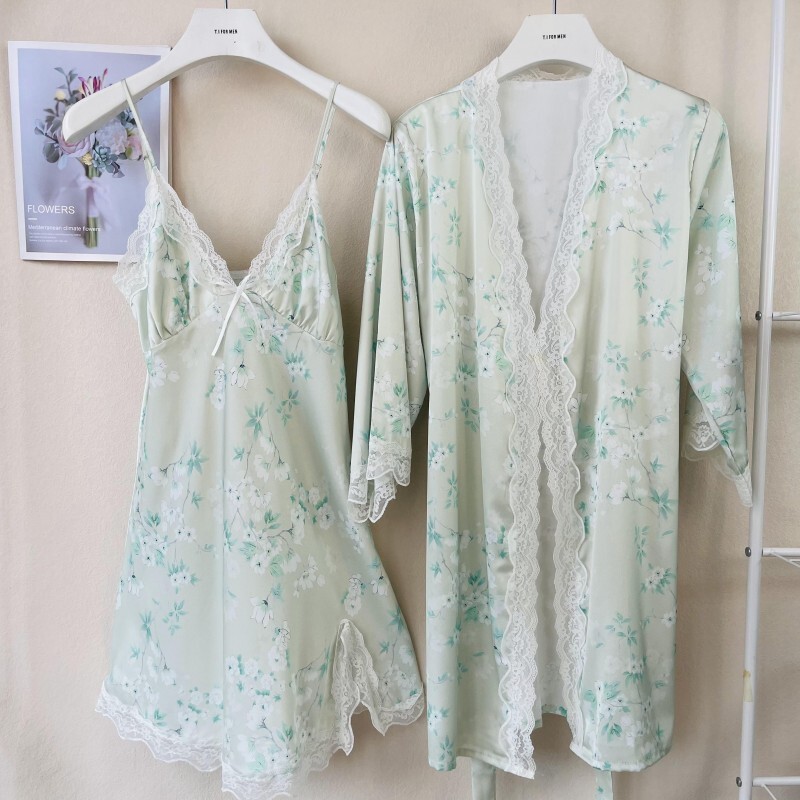 Cô Springs và Summers có hai đôi pyjama với một miếng đệm cao và một miếng vải lụa.