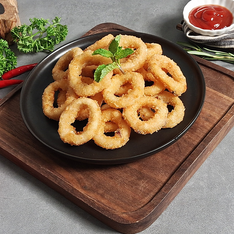 Toàn bộ bánh mì phủ mực, cá bắt cá, cá đông lạnh, bánh mì nướng bằng vàng.