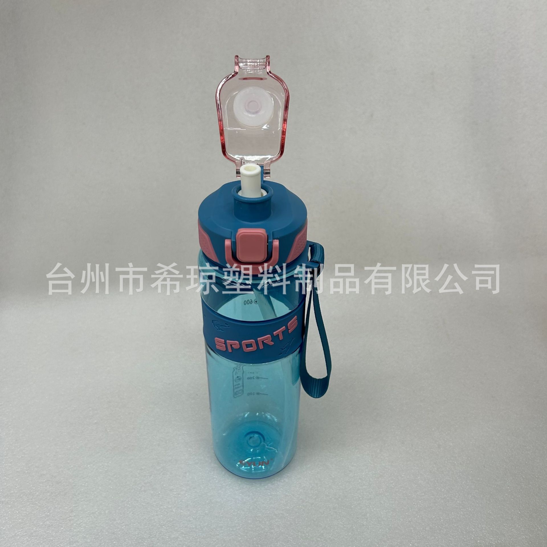 ấm nước, nhựa với ống hút dây thừng để buôn bán ở nước ngoài.
