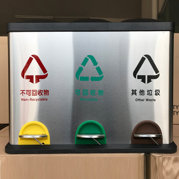 Bắc Kinh là thùng rác hạng 3 với chỉ một thùng rác thép không gỉ ở một khách sạn lớn ngoài trời.