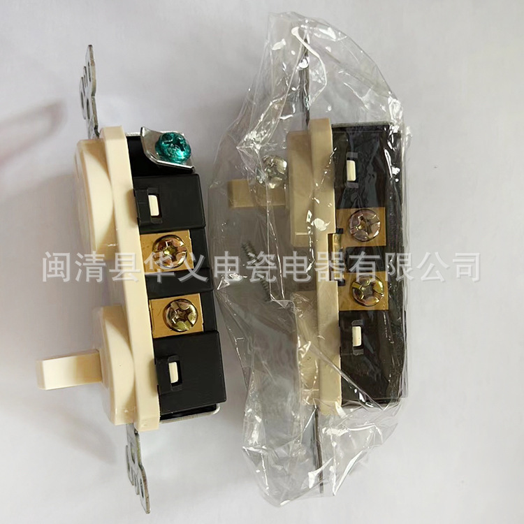Một công tắc từ tường đến tường kiểu Mỹ, một công tắc bằng ngà trắng đến trắng với một công tắc đơn.
