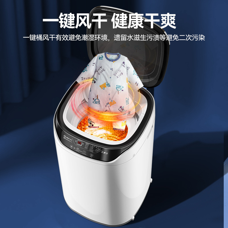 Một đứa bé nhỏ trong gia đình với một cái máy thu nhỏ chứa đầy đồ lót tự động.
