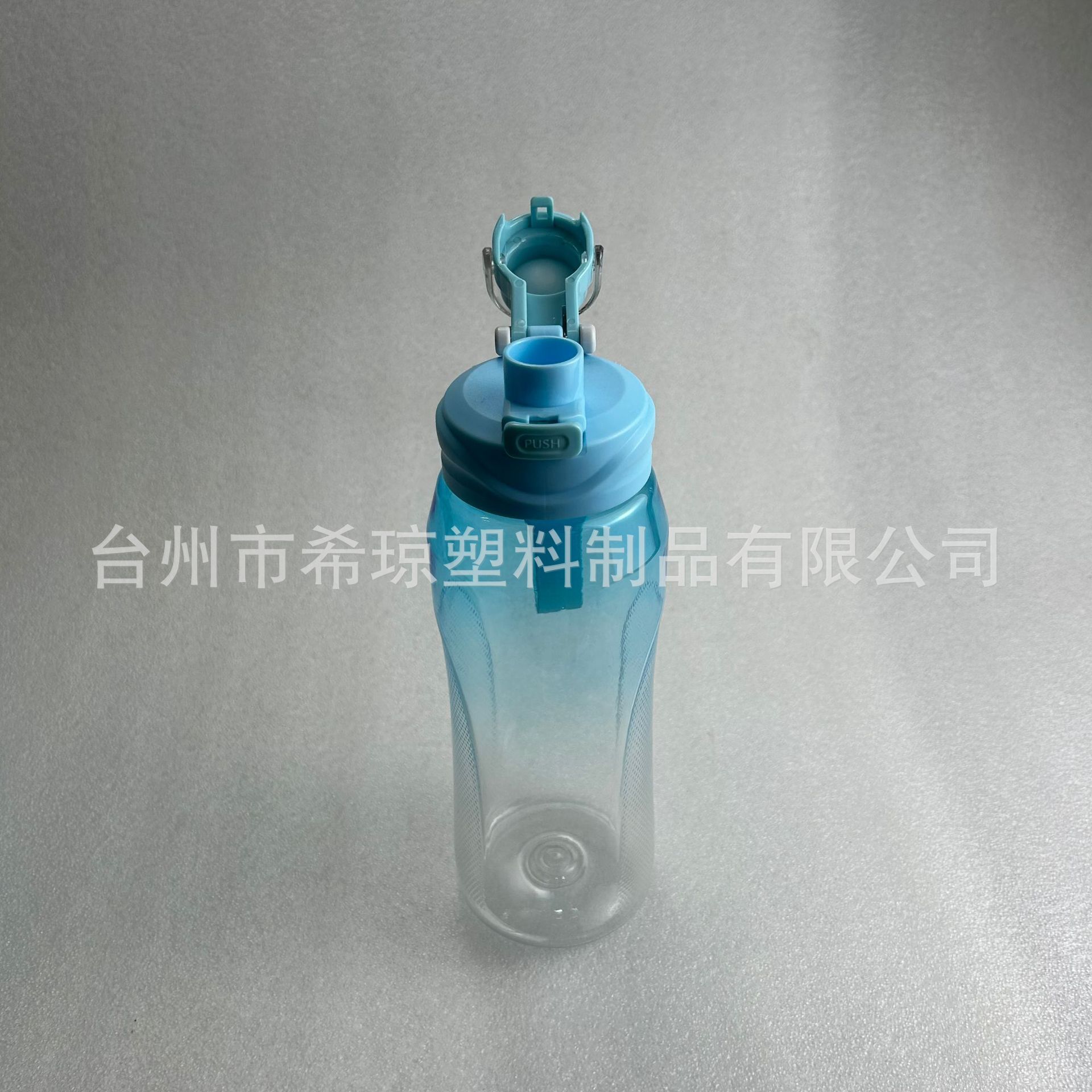 Cốc thể thao đủ lớn cho đàn ông và phụ nữ bên ngoài nhà.