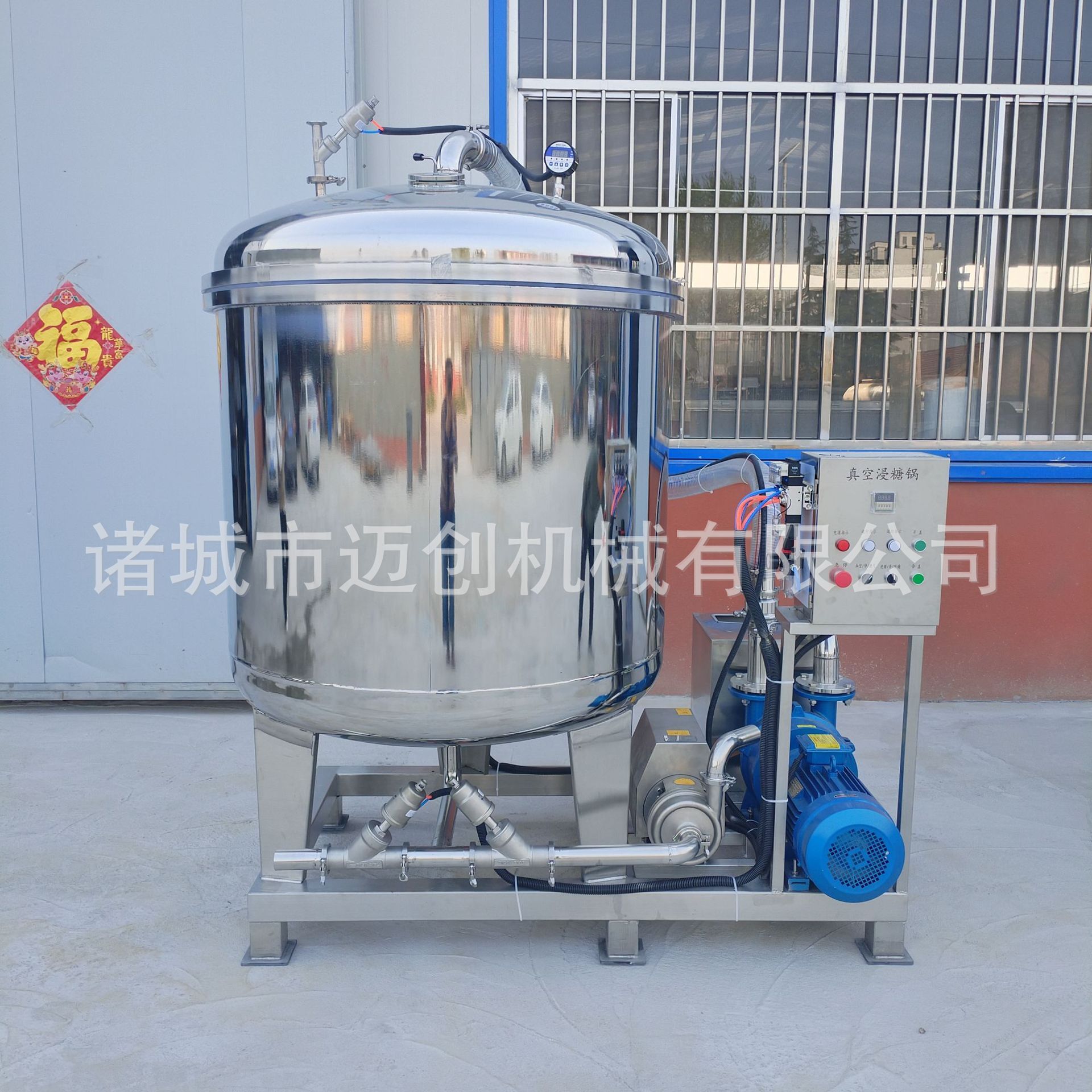 Máy hút bụi khô nước, một cái chảo chứa đường, trái cây và hơi nước mật, chảo đường nóng.