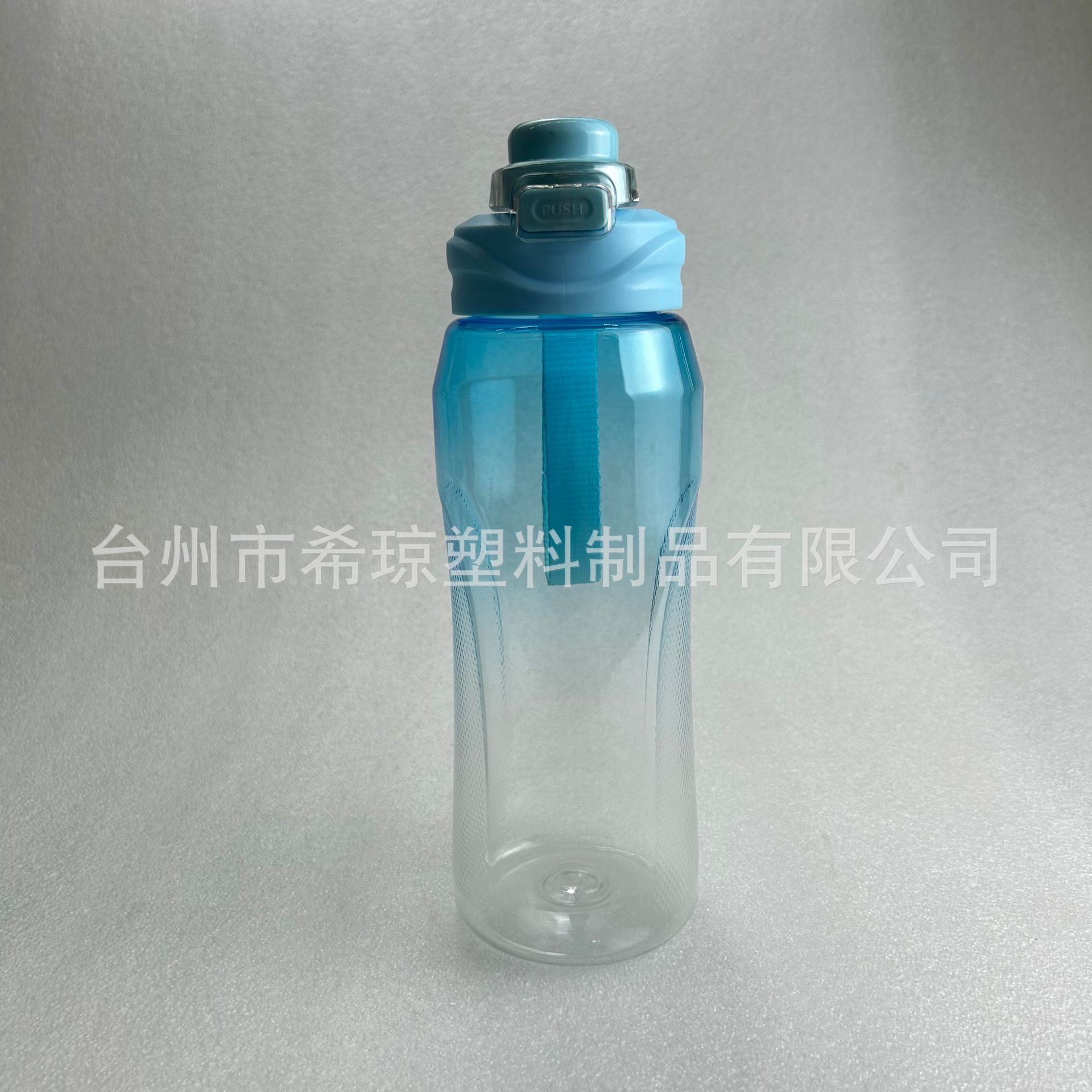 Cốc thể thao đủ lớn cho đàn ông và phụ nữ bên ngoài nhà.