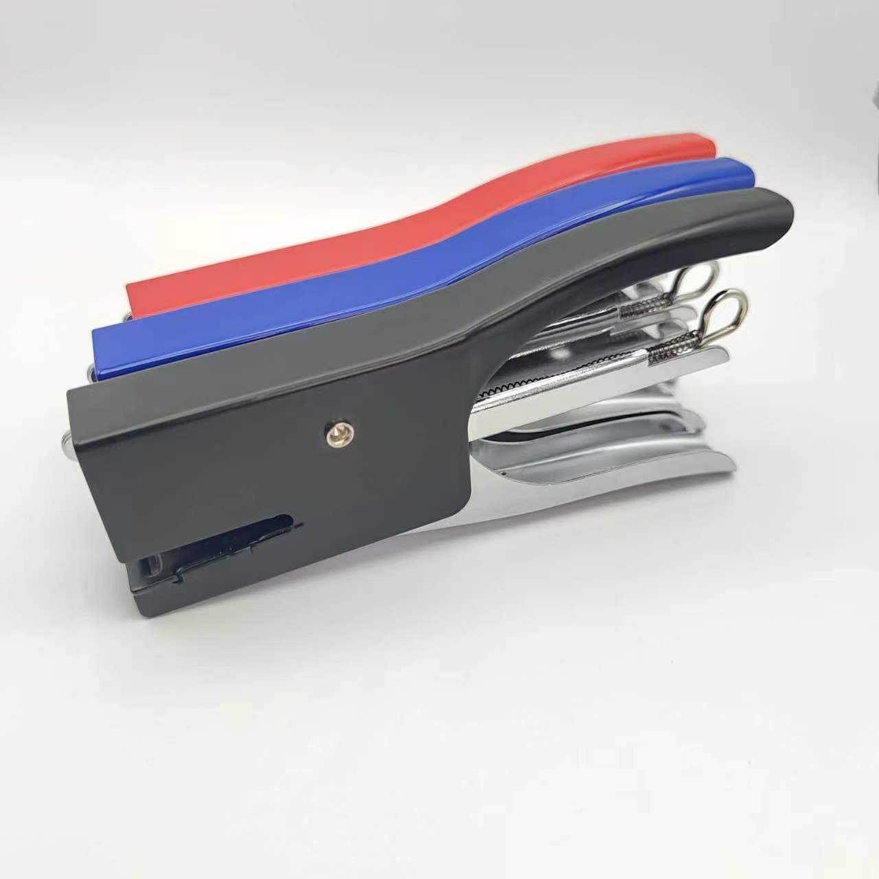 Một cái dập ghim cầm tay tiết kiệm được các bản phân phối tại nhà cho sinh viên tại nhà.