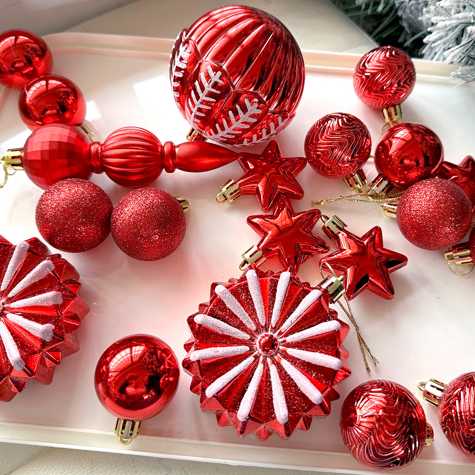 Amazon, Christmas decorations, handbags with foreign plating, plastic ball paints for Christmas.