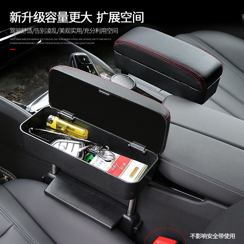 Một chiếc xe hơi nâng với một chiếc ghế may và một hộp tiền mặt may để bán trực tiếp một chiếc thang máy có mục đích chung.