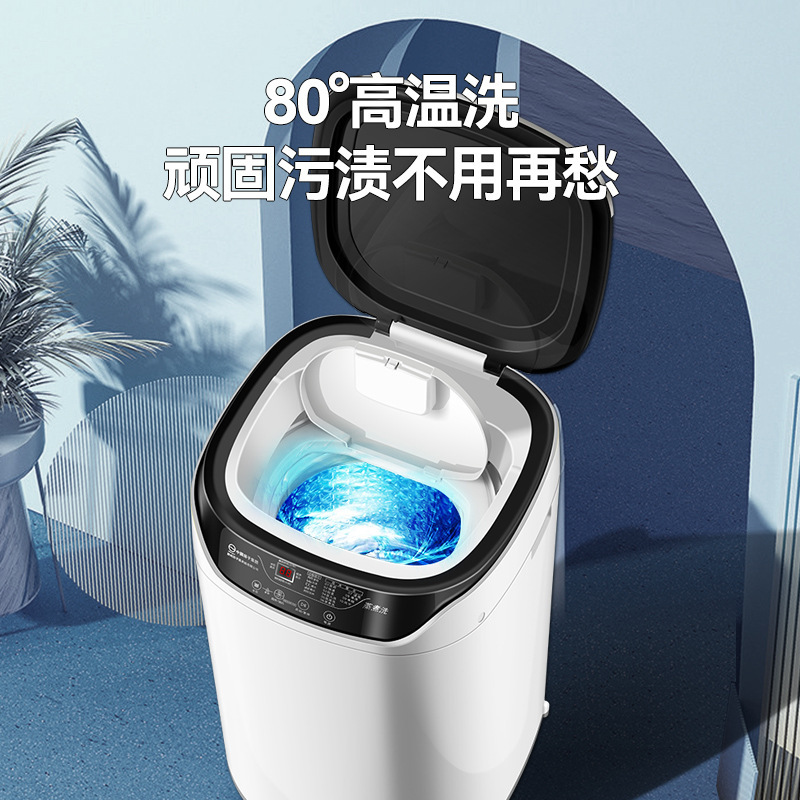 Một đứa bé nhỏ trong gia đình với một cái máy thu nhỏ chứa đầy đồ lót tự động.