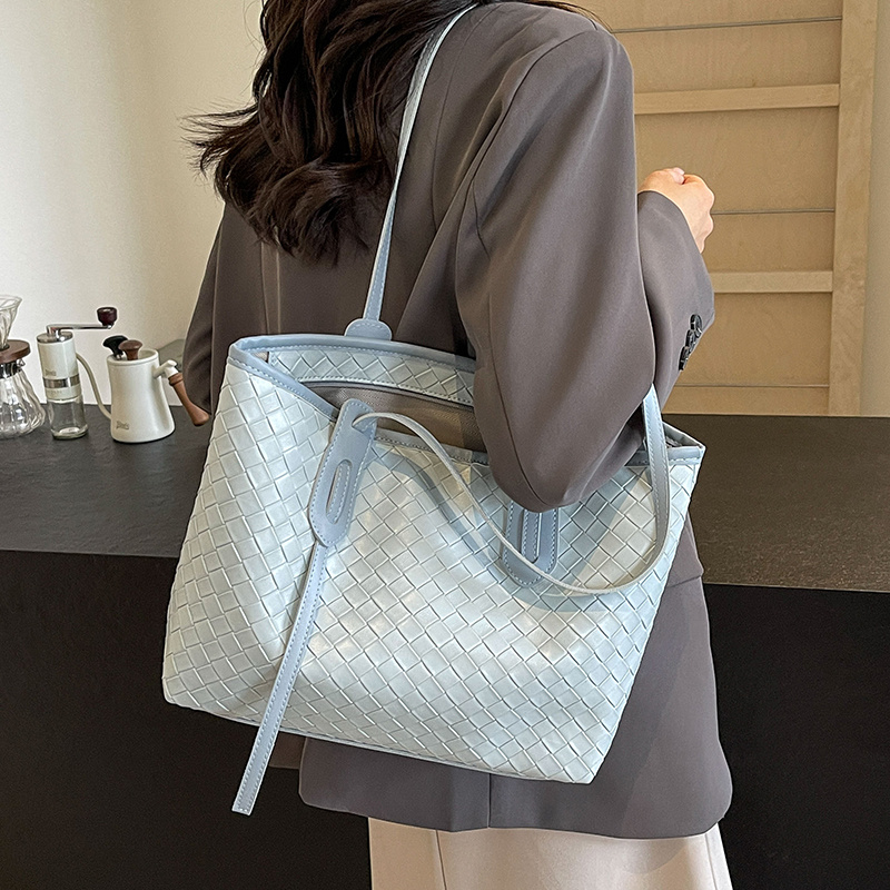 This year, the popular knitted Tot bag girl's 2024 new spring and summer school handbag commuting shoulder bag.