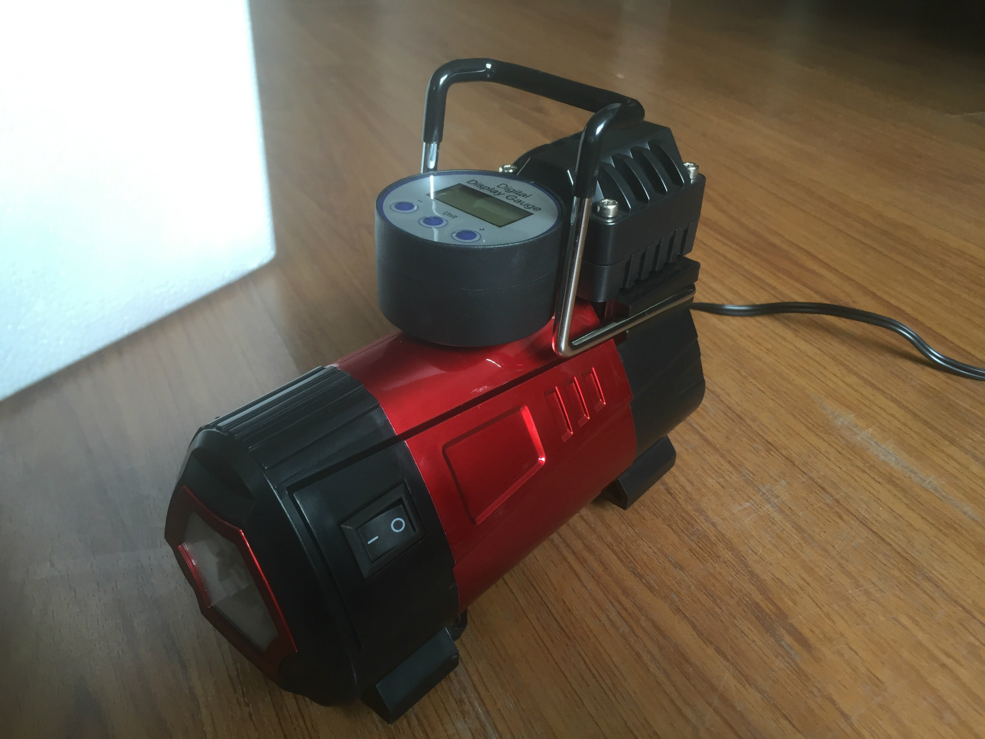 Các lốp xe được cung cấp bởi nhà sản xuất, bơm xăng gắn xe hơi.