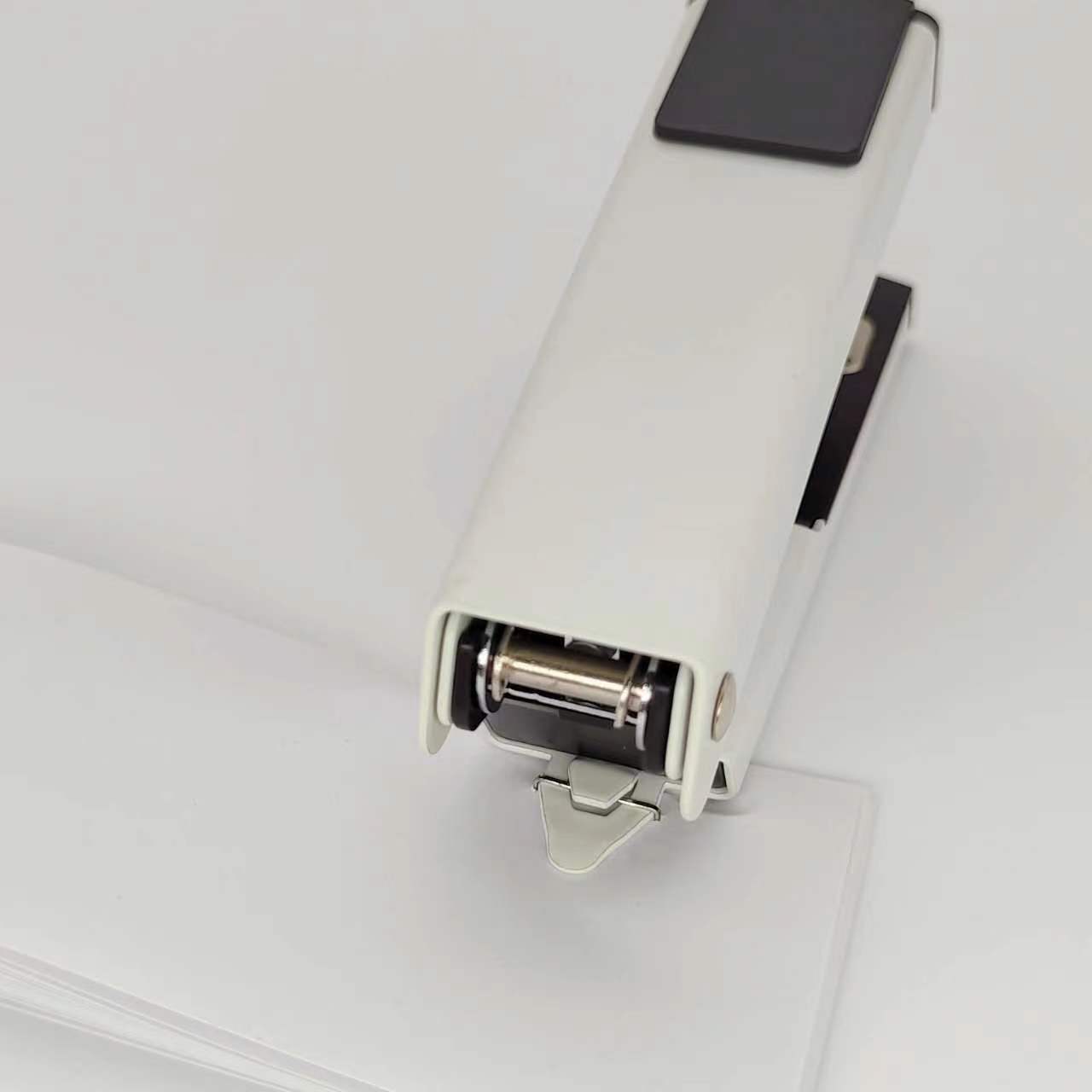 Máy dập ghim vừa tiết kiệm nỗ lực.