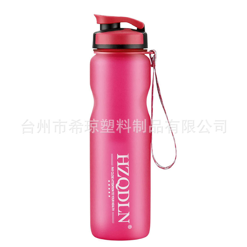 Một người đàn ông thủy tinh siêu năng lực, 1000 bình ML, với cô gái trong phòng tập thể dục, nhựa mùa hè chống lại việc rơi cốc không gian.