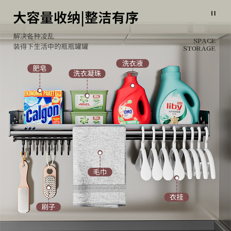 Trên ban công tiệm giặt là, một giá nhà vệ sinh có thể được tháo rời từ phòng tắm.