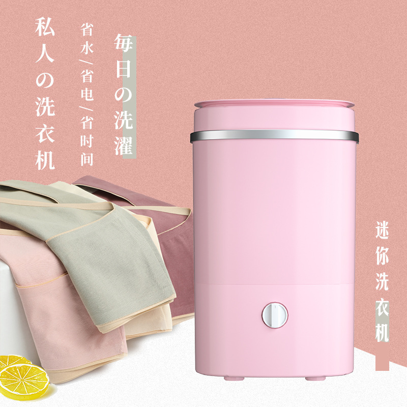 Những thùng nhỏ màu đỏ của những chiếc máy giặt mini với máy giặt bán tự động với giỏ nhựa đường.