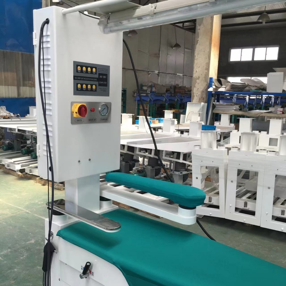 Một thiết bị ủi đa mục đích trong ngành công nghiệp giặt đồ và quần áo Trung Quốc.