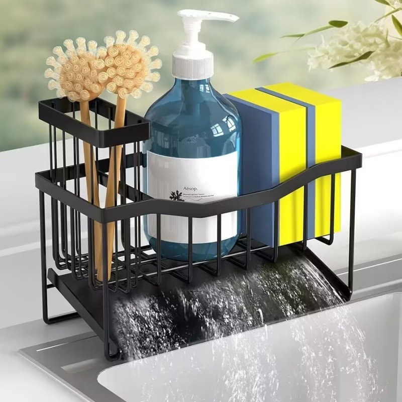 Nhà bếp đựng nhựa đường được bao phủ bởi một cái bồn rửa và một cái bàn thép không gỉ. SpongeBob đang đi vệ sinh.
