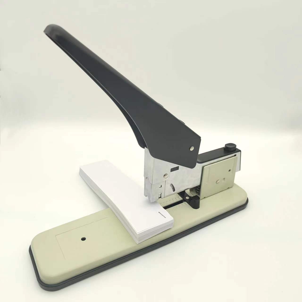 Cái dập ghim nặng nề tiết kiệm được nỗ lực.
