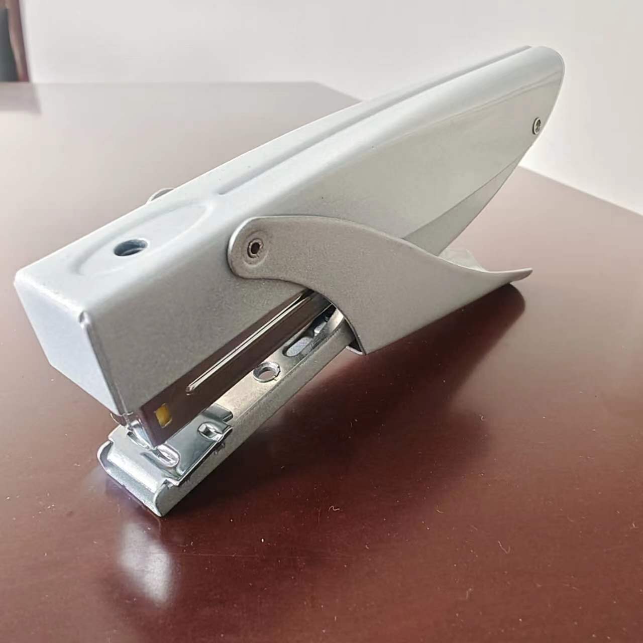 Một cái dập ghim cầm tay tiết kiệm nỗ lực.