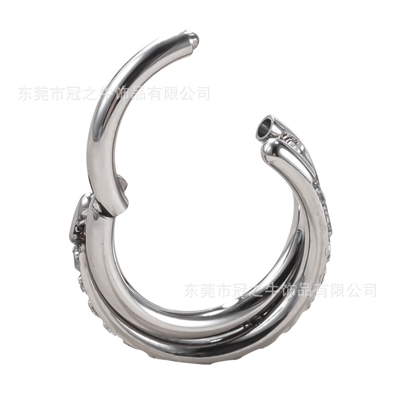 The crowned cow ASTM F-136, with a titanium ring in the earring of the lips of the cylindrical nose ring.