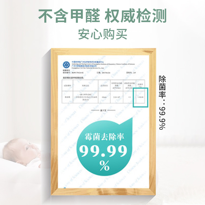 Bức tường màu trắng đã dùng giấy dán tường để loại bỏ những vết bẩn mốc.
