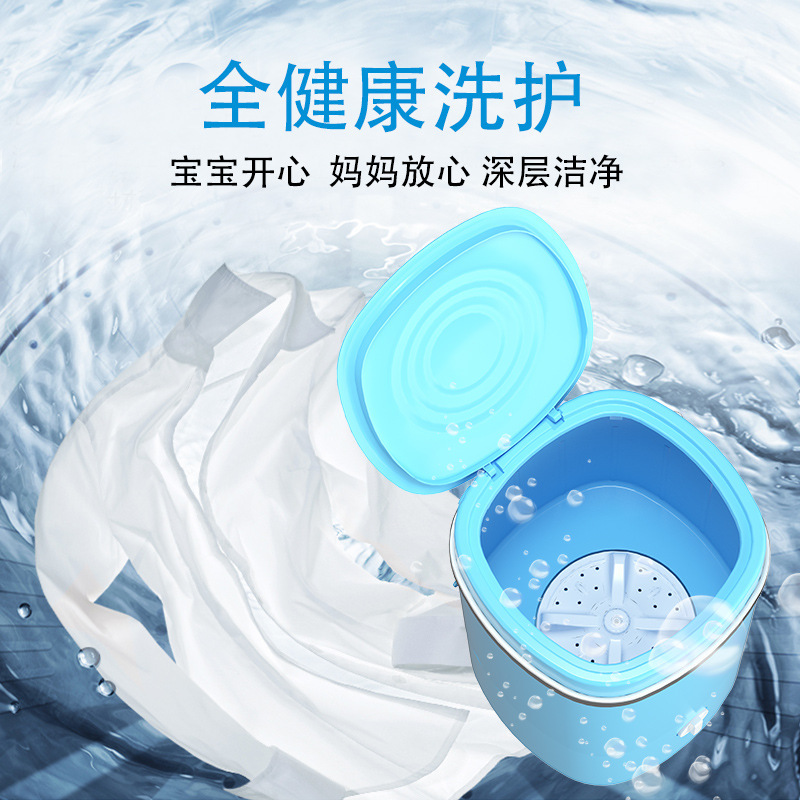 Những thùng nhỏ màu đỏ của những chiếc máy giặt mini với máy giặt bán tự động với giỏ nhựa đường.