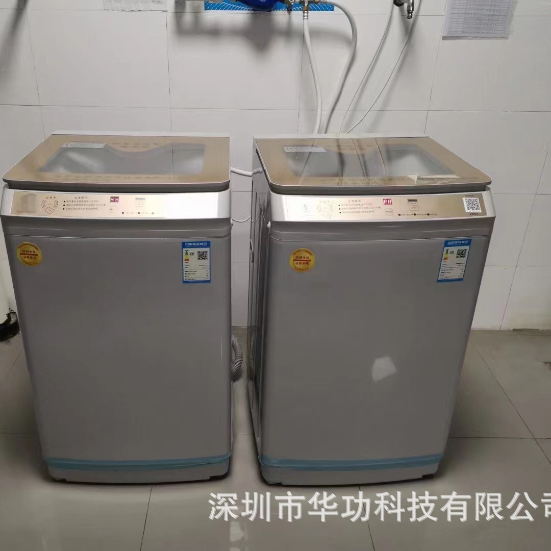 Một người quét thương mại với một thùng bàn chải máy giặt và một máy giặt thông minh.