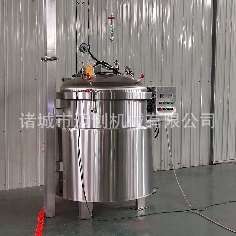 Súp bắp cải làm ấm nồi súp, và nó được bảo vệ chống lại hơi nước nóng áp suất cao và một cái chảo áp suất lớn cho thịt bê với nước sốt dưa leo.