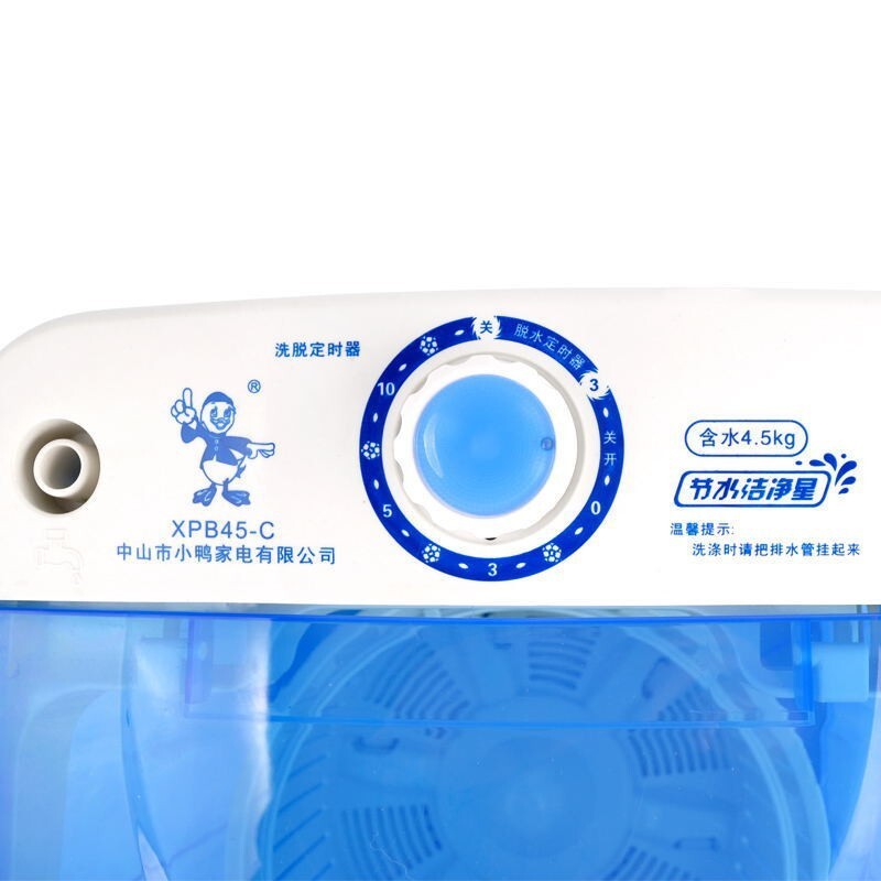 Các bà mẹ và trẻ em trong những khu ký túc xá một tầng nhỏ cho việc phân phối hàng hóa nhà máy cho những người bán hàng nhỏ