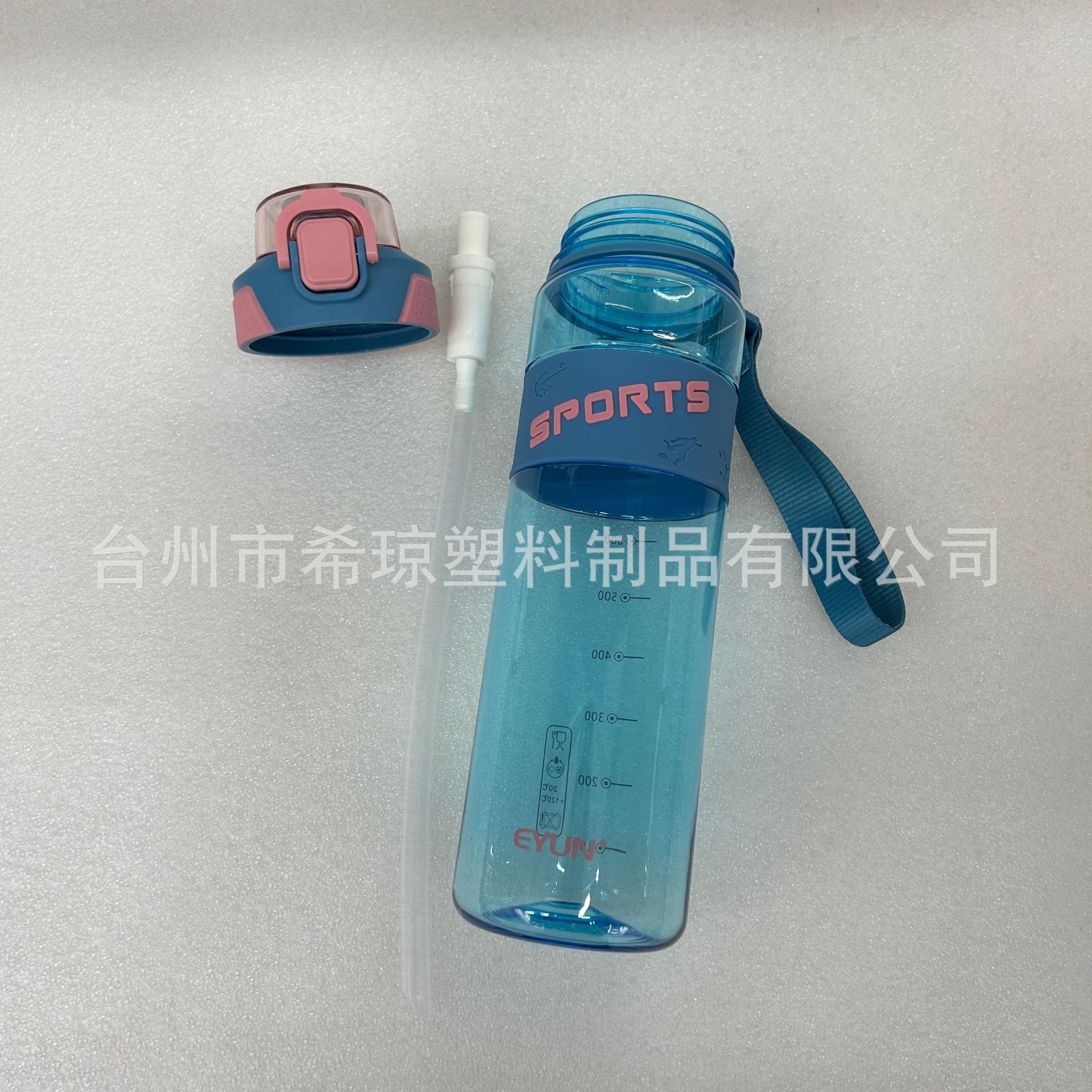 ấm nước, nhựa với ống hút dây thừng để buôn bán ở nước ngoài.