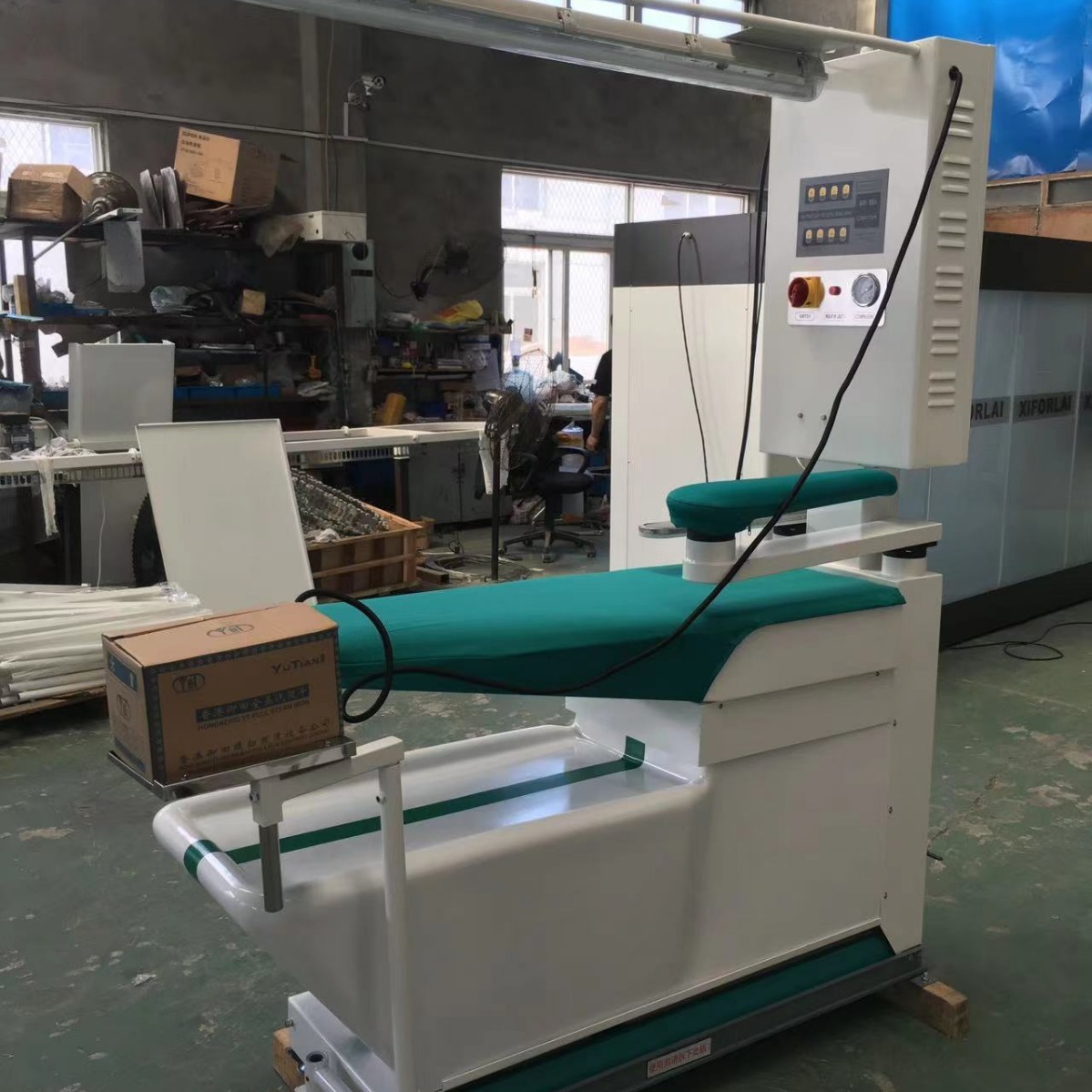 Một thiết bị ủi đa mục đích trong ngành công nghiệp giặt đồ và quần áo Trung Quốc.