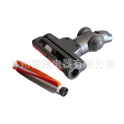 Dùng máy hút bụi Dyson V6DC35 để chải đầu bạn trong máy hút bụi không dây.
