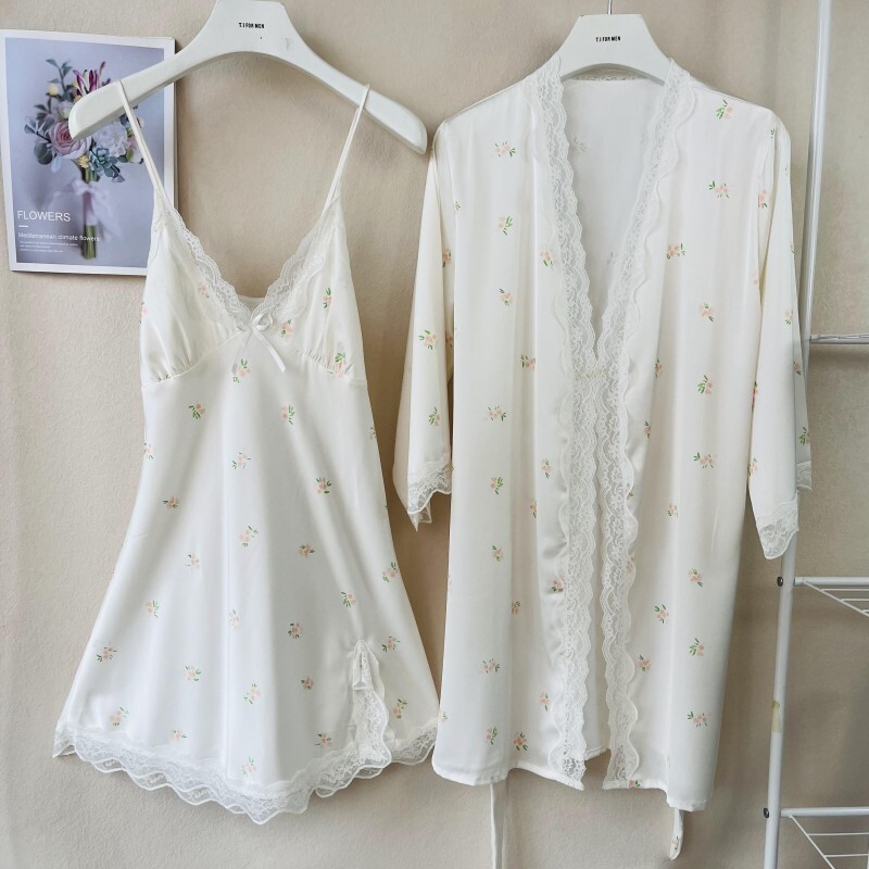 Cô Springs và Summers có hai đôi pyjama với một miếng đệm cao và một miếng vải lụa.