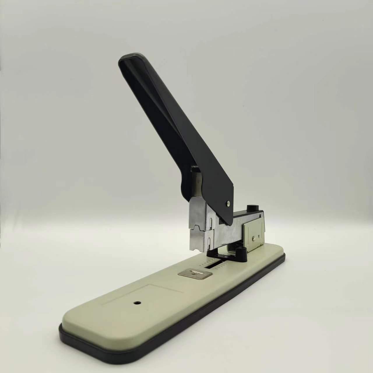 Cái dập ghim nặng nề tiết kiệm được nỗ lực.
