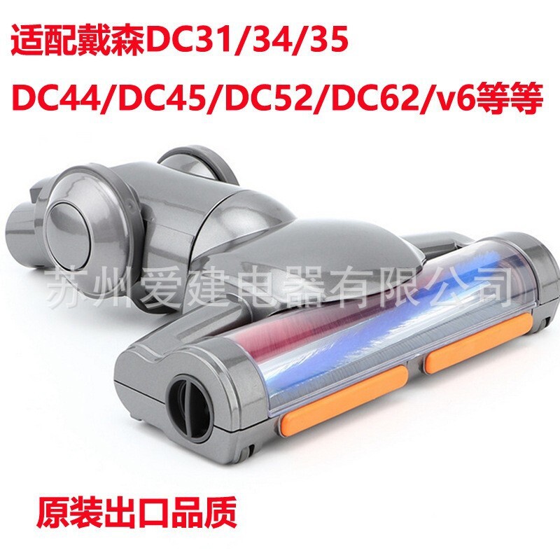 Dùng máy hút bụi Dyson V6DC35 để chải đầu bạn trong máy hút bụi không dây.