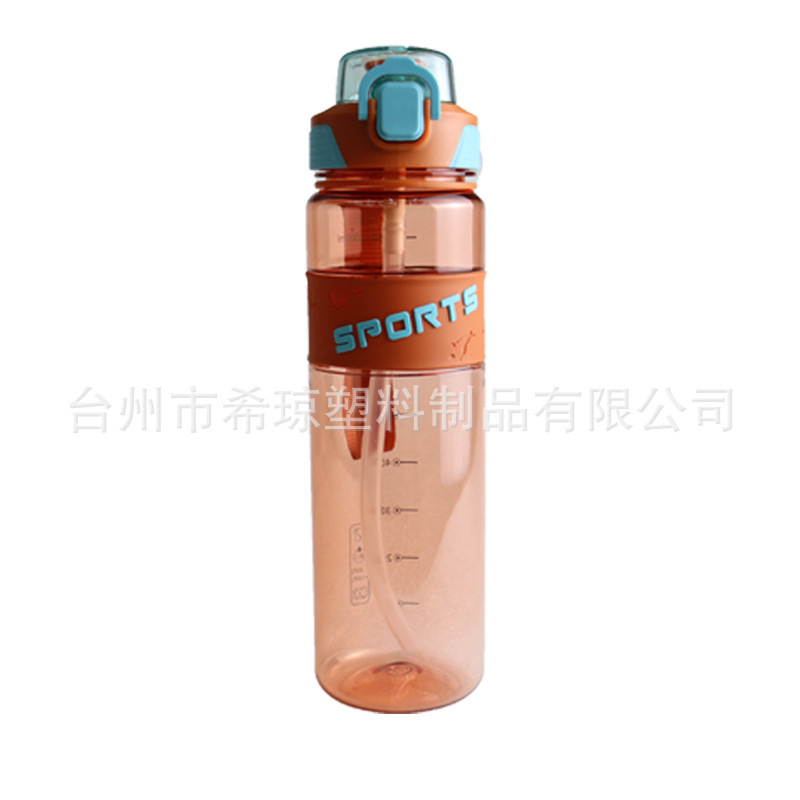 Một khối lớn của 1000 nắp vỏ trong suốt, thùng nước cầm tay, những chiếc cốc ngoài trời, hàng tấn những thùng không gian trống.