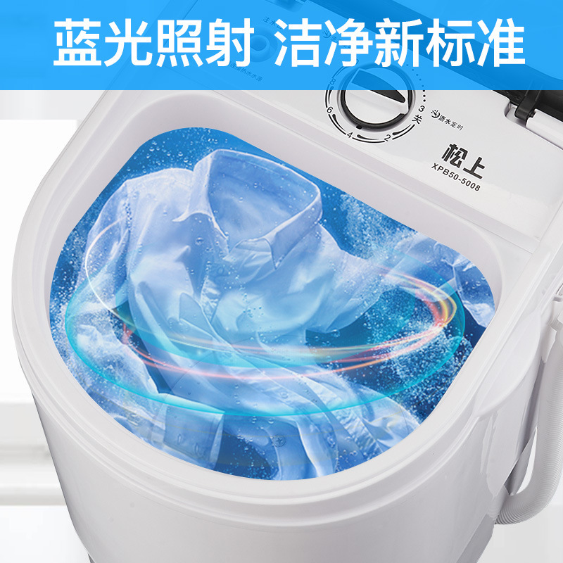 Một máy giặt mới với đồ lót nhỏ để rửa và lấy ra một xô giặt nhỏ.