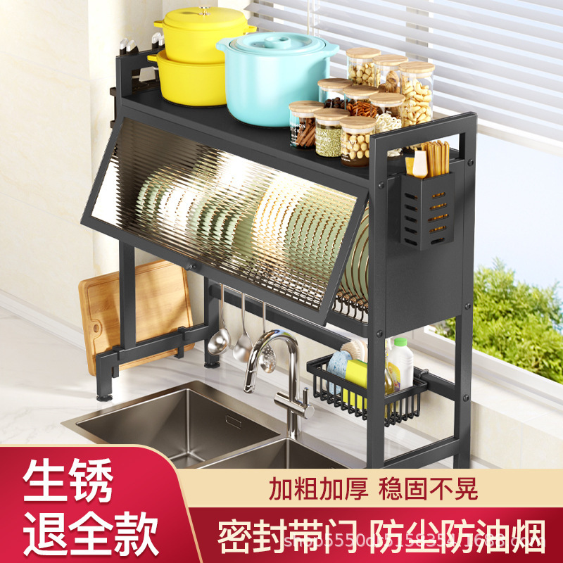 Giá bếp, bát đĩa, cửa tủ đựng đồ bụi.