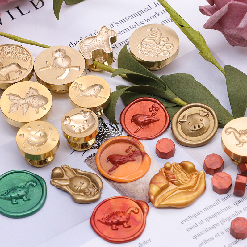 Kim tự tháp đóng dấu đồng, nhà điêu khắc 3D của một con bạch tuộc vàng được niêm phong bằng sáp.